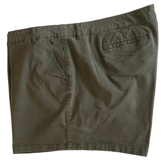 a.n.a. Women's Plus-Size 26 Army Green 4.5" Mid Rise Chino Short - Picture 10 of 12